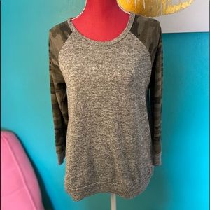 ❗️FINAL SALE❗️ CAMO SLEEVED SHITT ❤️❤️